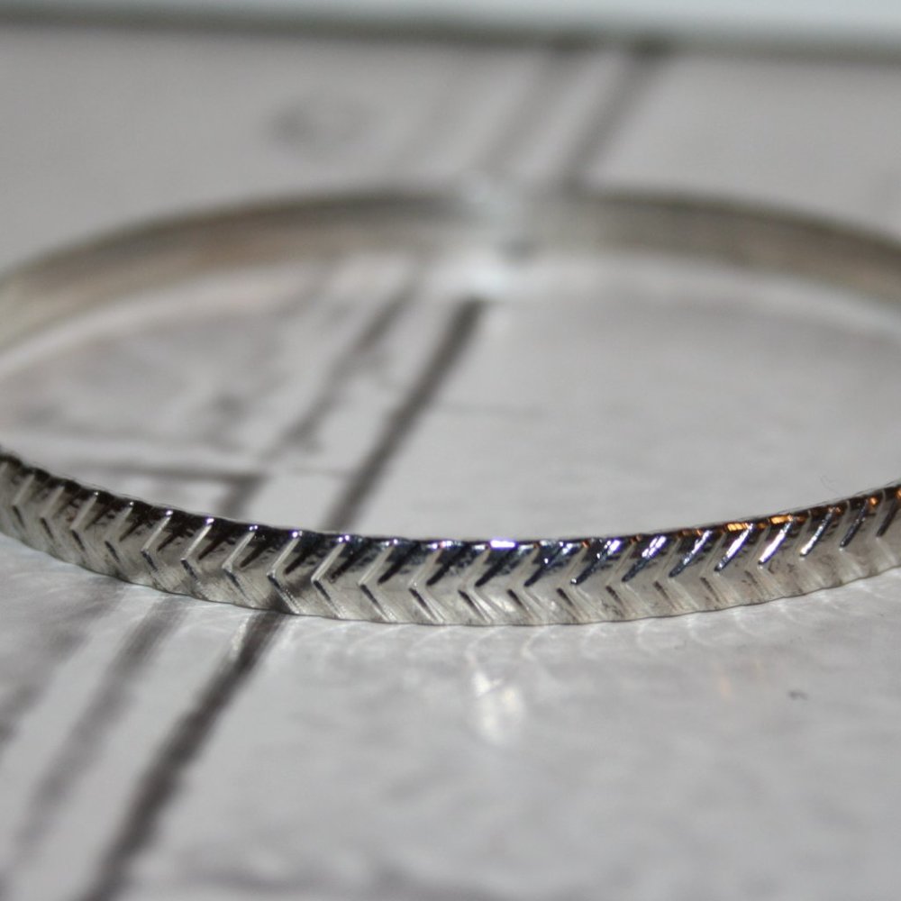 Beautiful textured silver bangle bracelet 7"